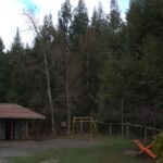 3. Escuela Forrahue. Las forestales se imponen frente a la escuela rural de Forrahue, ocasionando la permanente amenaza de incendios forestales.